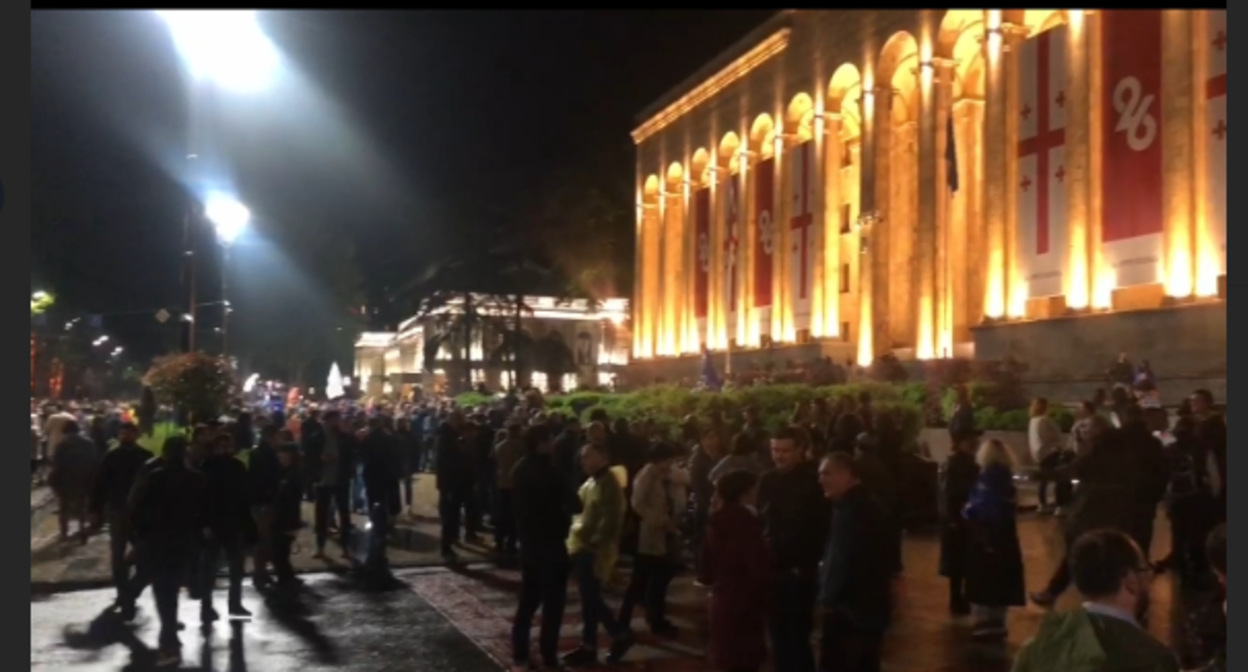 Акция протеста возле парламента в Тбилиси. Скриншот видео https://t.me/Tbilisi_life/18231