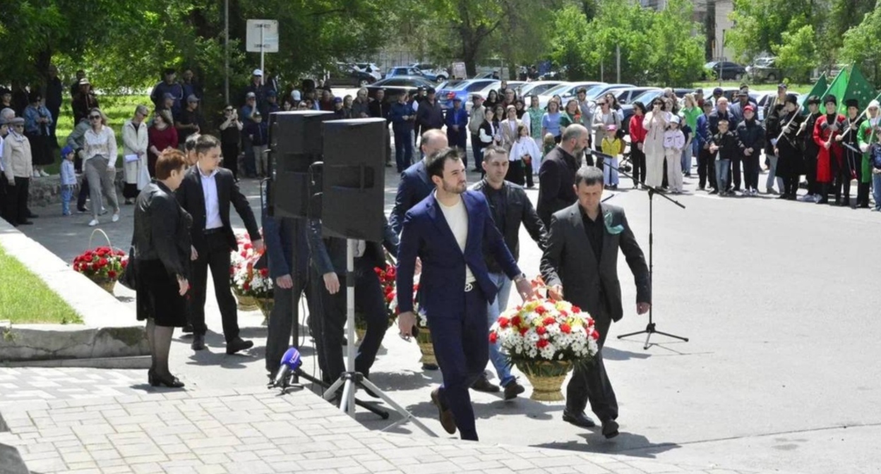 Участники митинга памяти жертв Кавказской войны. Черкесск, 21 мая 2023 года. Фото из телеграм-канала Рашида Темрезова https://t.me/rashid_temrezov/3036