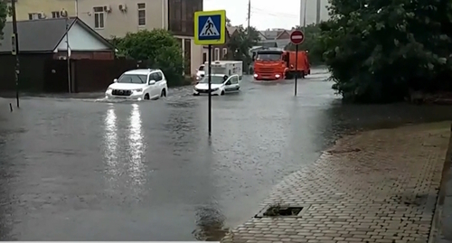 Улица в Армавире после дождя 5 июня, стоп-кадр видео "Первого канала", https://www.1tv.ru/news/2023-06-05/454478-v_armavire_vveden_rezhim_chs_posle_moschnogo_livnya?ysclid=liiij41qo1392136860 