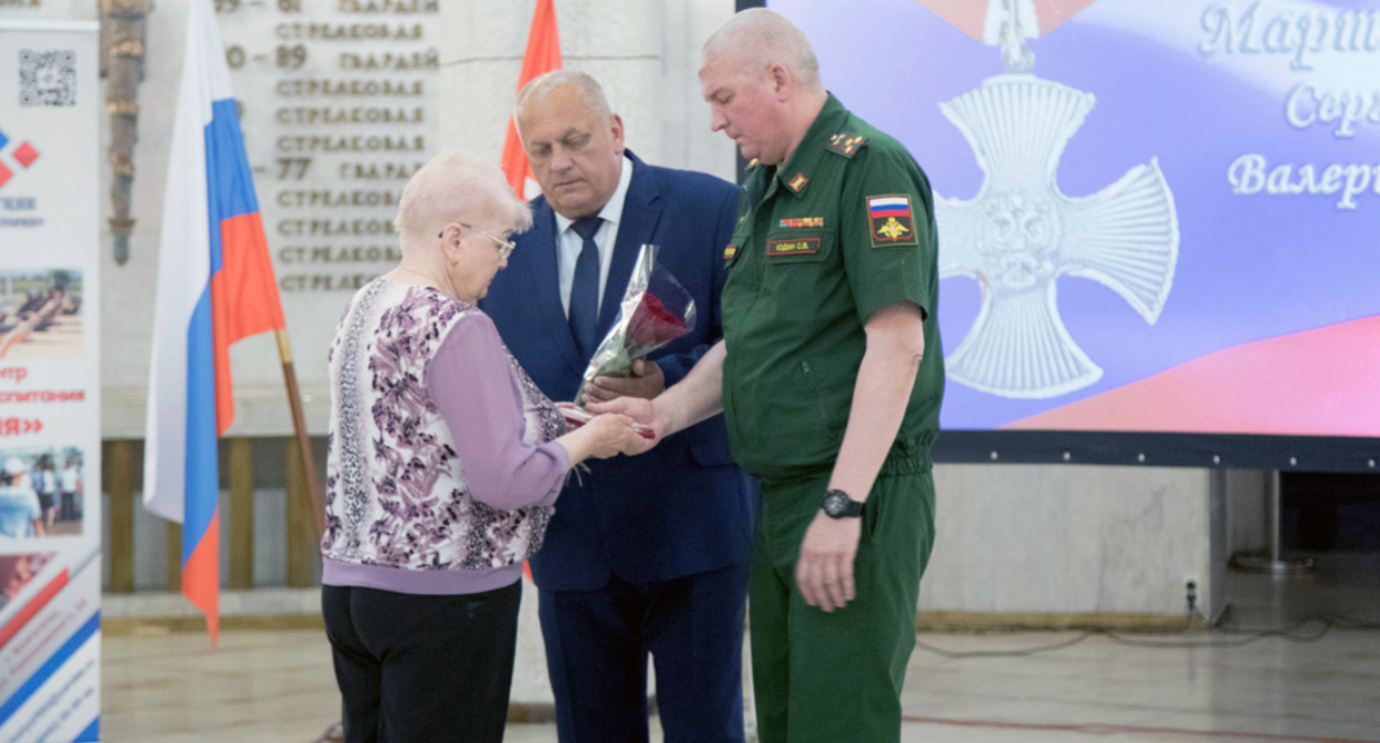 Вручение наград родным погибших. Скриншот фото с сайта музея "Сталинградская битва" от 08.06.23, https://stalingrad-battle.ru/about/m-news/2023/10991/