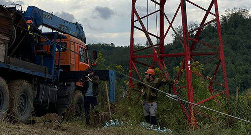 Ремонт линии "Ачгуара" в Абхазии. Фото: https://apsnypress.info/ru/home/novosti/item/1712-abkhazskie-i-rossijskie-spetsialisty-vedut-remontnye-raboty-na-vl-achguara#gallery81f46cc216-6