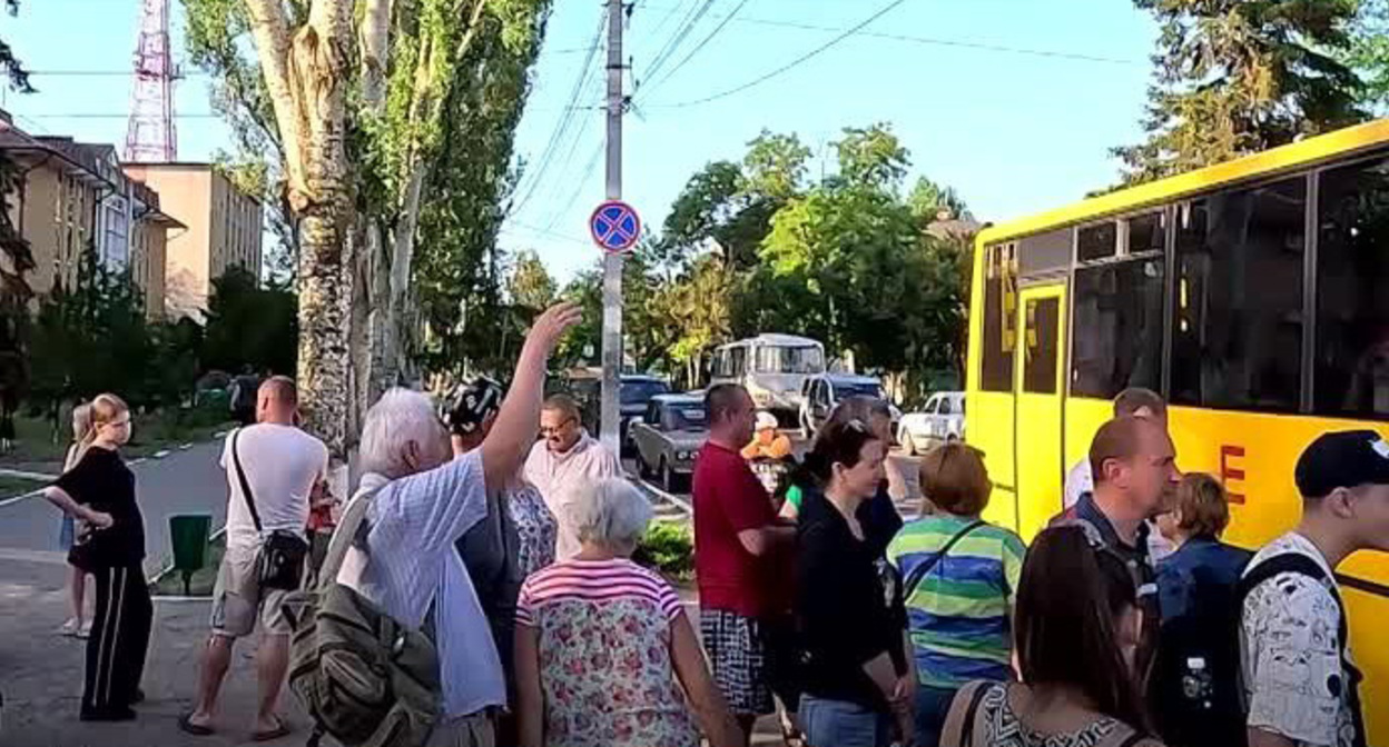 Родственники провожают автобус с детьми из Херсона в КБР на отдых. Скриншот видео https://kherson-news.ru/society/2023/07/03/161799.html