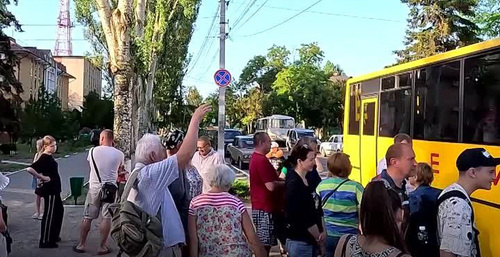 Родственники провожают автобус с детьми из Херсона в КБР на отдых. Скриншот видео https://kherson-news.ru/society/2023/07/03/161799.html