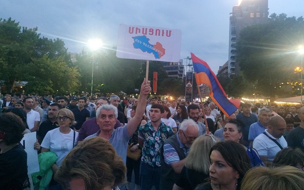 Участники митинга в Ереване. Фото Тиграна Петросяна для "Кавказского узла".