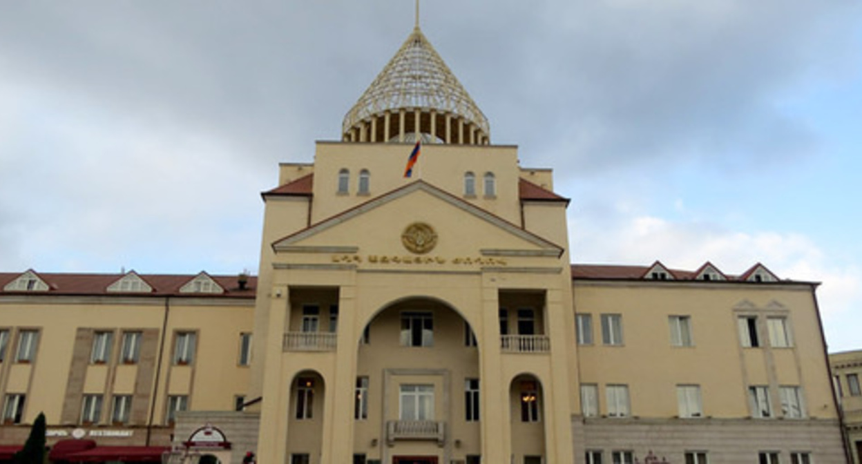 Здание парламента Нагорного Карабаха в Степанакерте. Фото Армине Мартиросян для "Кавказского узла"