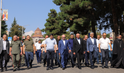 Власти Нагорного Карабаха на памятном шествии. Фото с сайта парламента Нагорного Карабаха от 02.09.23, http://www.nankr.am/ru/5373