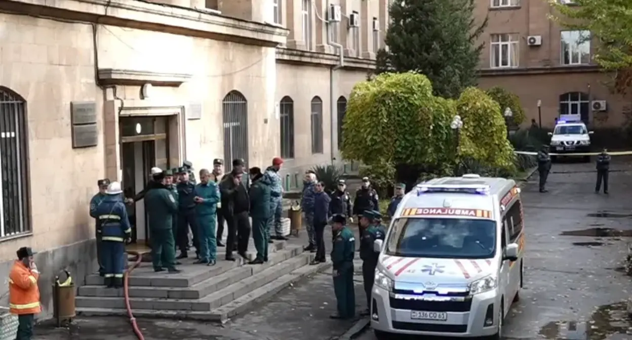 Взрыв и пожар в Ереванском госуниверситете. Фото: https://360tv.news/news/mir/odin-chelovek-pogib-pri-vzryve-v-erevanskom-gosuniversitete/ YouTube