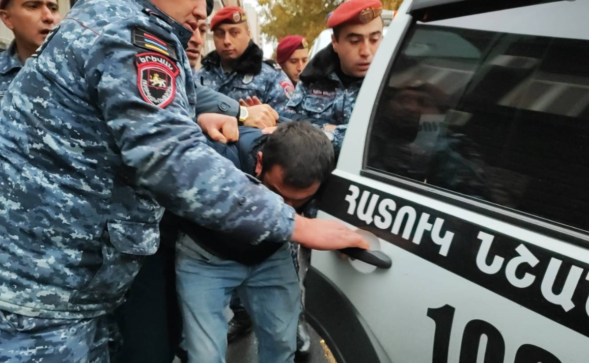 Задержание участников акции протеста в Ереване. Скриншот фото из Facebook (деятельность компании Meta, которая владеет соцсетью, запрещена в России) движения Zang от 09.12.23, https://www.facebook.com/zangchannel?mibextid=ViGcVu