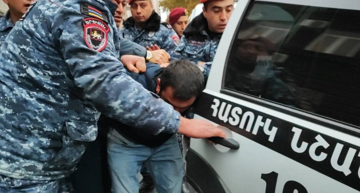 Задержание участников акции протеста в Ереване. Скриншот фото из Facebook (деятельность компании Meta, которая владеет соцсетью, запрещена в России) движения Zang от 09.12.23, https://www.facebook.com/zangchannel?mibextid=ViGcVu