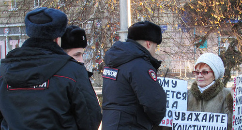 Галина Тихенко общается с сотрудниками полиции. Фото Вячеслава Ященко для "Кавказского узла"