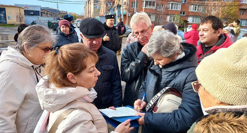 Жители микрорайона Музыкальный общаются с чиновниками. Фото: https://bloknot-krasnodar.ru/news/krasnodarskie-chinovniki-vstretilis-s-zhitelyami-m-1680263