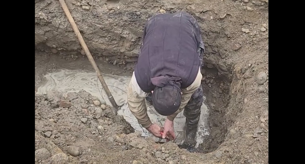 Рабочий ремонтирует водопровод в Баксане. Кадр видео ЦУР Кабардино-Балкарии https://t.me/tsur_07/2270