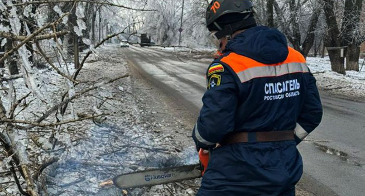 Устранение последствий ледяного дождя в Ростовской области. Фото: donland.ru