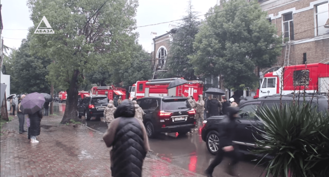 На месте пожара в Национальной картинной галерее в Сухуме. Скриншот видео: Телекомпания "Абаза-ТВ" / youtube.com