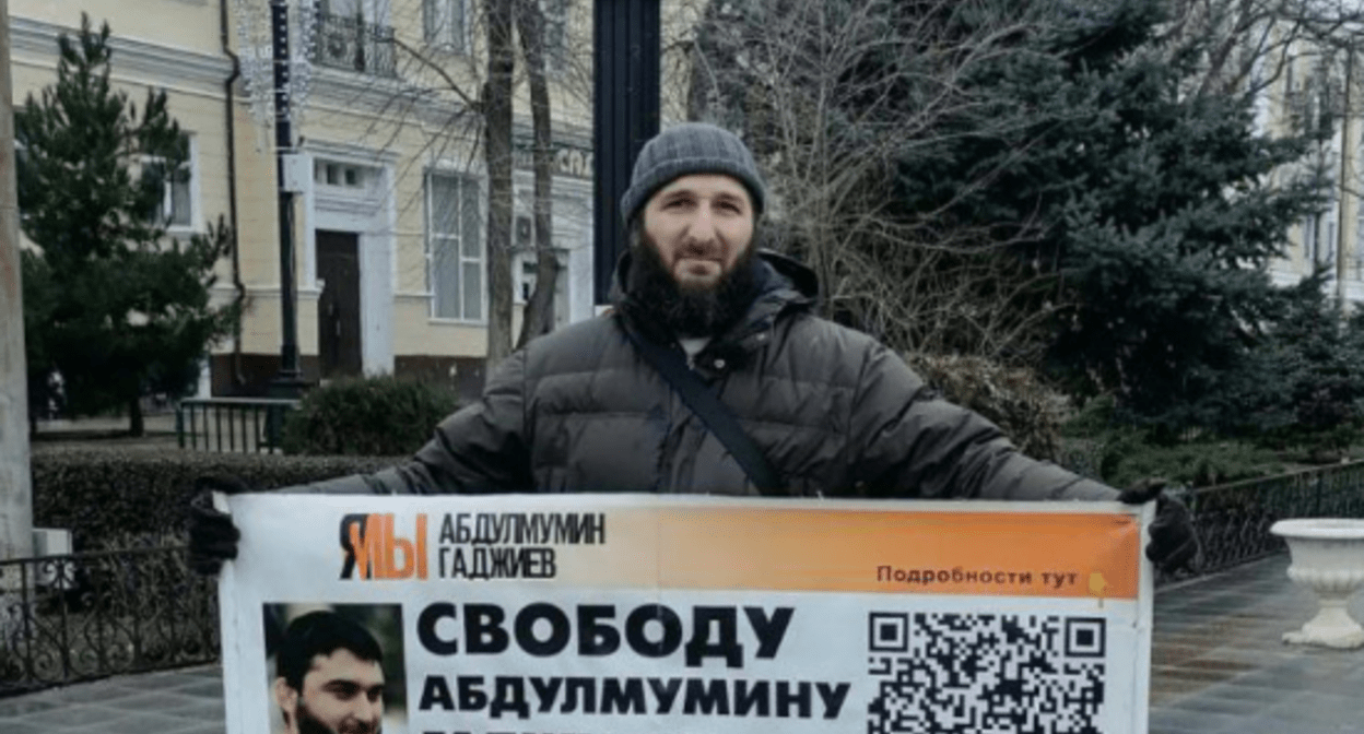 Идрис Юсупов (признан иноагентом) на пикете в Махачкале. Скриншот фото из Telegram-канала "Черновик" от 22.01.23, https://t.me/chernovik/66709