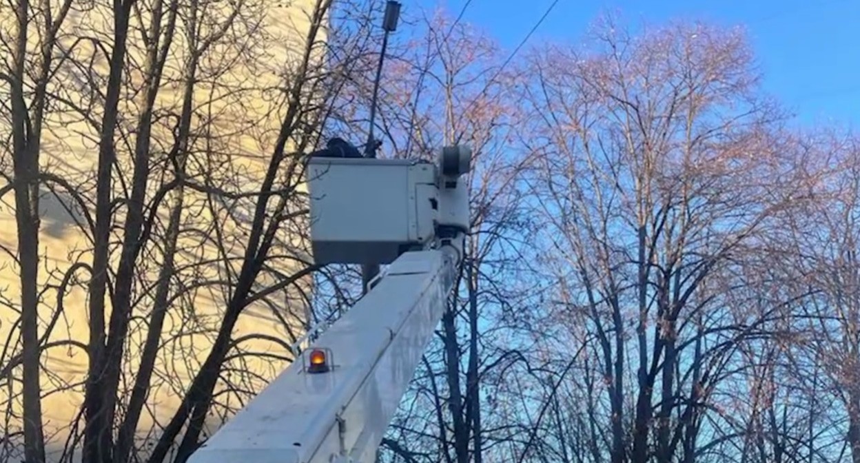 Ремонт сети уличного освещения на улице Чкалова в Нальчике. Кадр видео ЦУР Кабардино-Балкарии https://t.me/tsur_07/2380