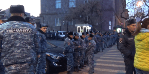 Сотрудники полиции на акции в Ереване. Фото Армине Мартиросян для "Кавказского узла".