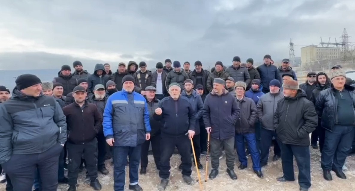 Жители Чиркея пожаловались Меликову на длительное отсутствие воды. Cкриншот видео https://t.me/golosdagestana05/11210