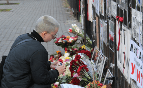 Возложение цветов к стихийному мемориалу в Ереване. Фото Тиграна Петросяна для "Кавказского узла".