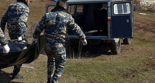 Военнослужащие несут тело погибшего. Фото https://report.az/