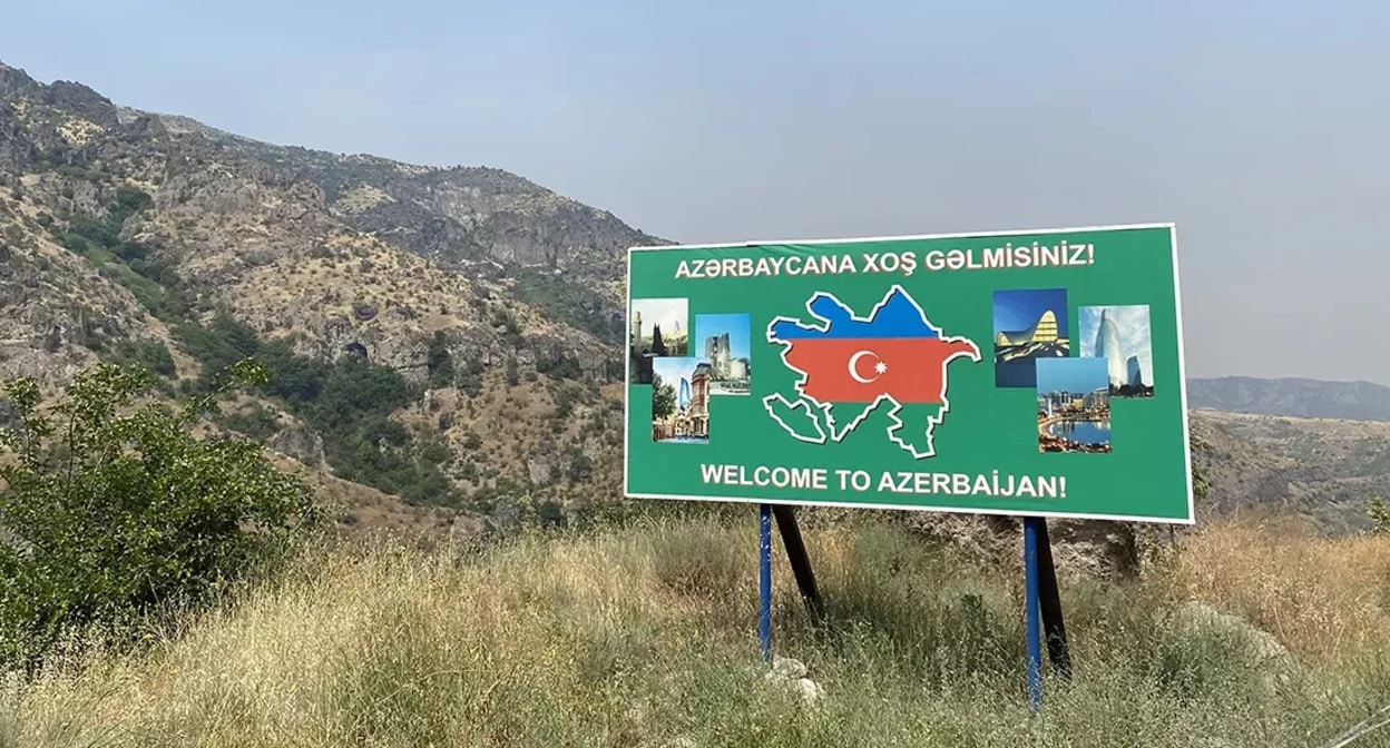 Знак обозначает границу между  Арменией и Азербайджаном. Фото: Джошуа Кучера https://russian.eurasianet.org/