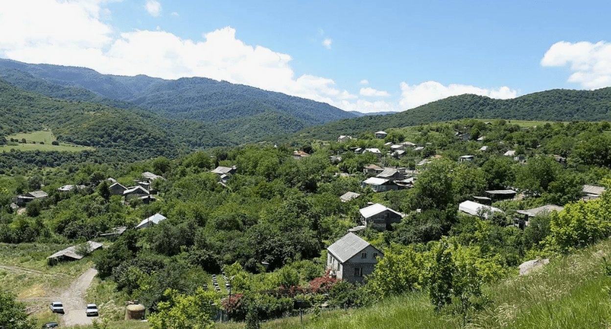 Вид на Киранц. Фото с сайта https://wiki2.org/en/Kirants,_Armenia#/media/File:Kirants_village,_Tavush_Province,_Armenia.jpg