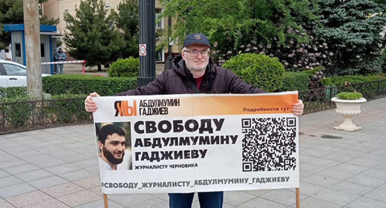 Магомед Магомедов в одиночном пикете. Фото: Телеграм-канал "Черновик" от 13.05.2024 г