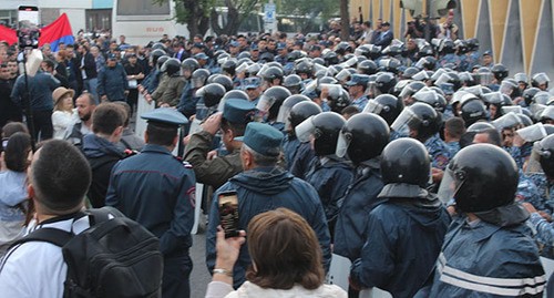 Сотрудники полиции во время акции протеста. Май 2024 г. Фото Тиграна Петросяна для "Кавказского узла"