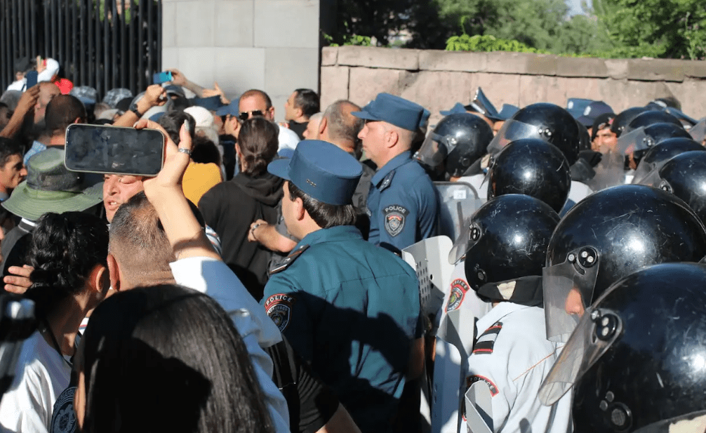 Столкновения у парламента Армении. Фото Тиграна Петросяна от 12.06.24 для "Кавказского узла".