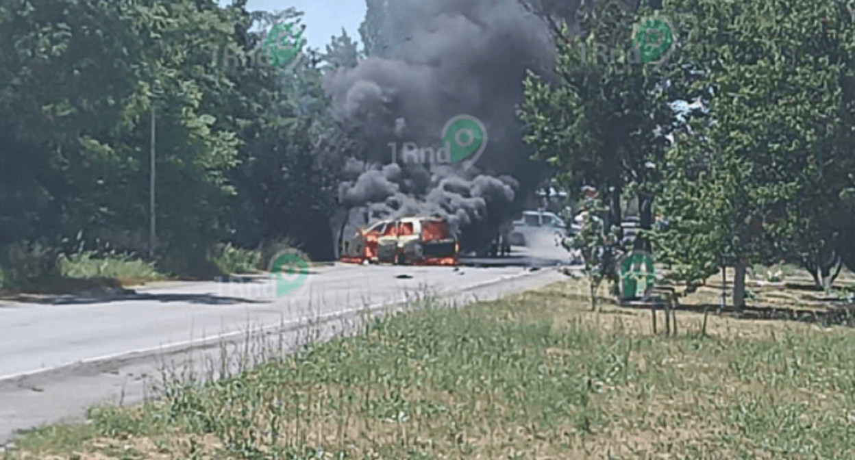 Машина Собеского объята пламенем. Стоп-кадр видео 1rnd от 14.06.24, https://www.1rnd.ru/news/proisshestviya/v-millerovo-vzorvalas-mashina-vysokopostavlennogo-voennogo/