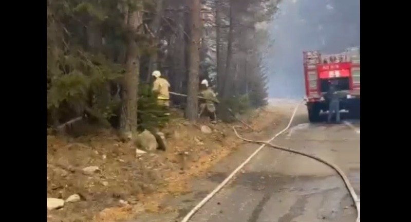 Тушение пожара в Гоначхирском ущелье. Кадр видео УМЧС по Карачаево-Черкесии https://t.me/mchskchr/6336