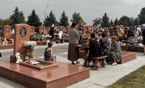 Люди у могил погибших при теракте в Беслане. Фото корреспондента "Кавказского узла".