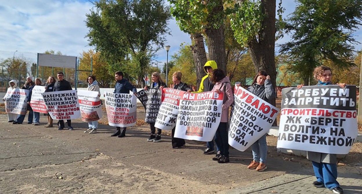 Волгоградцы на акции протеста против застройки набережной. Фото: Марина Архипова - https://vk.com/wall17013475_1567