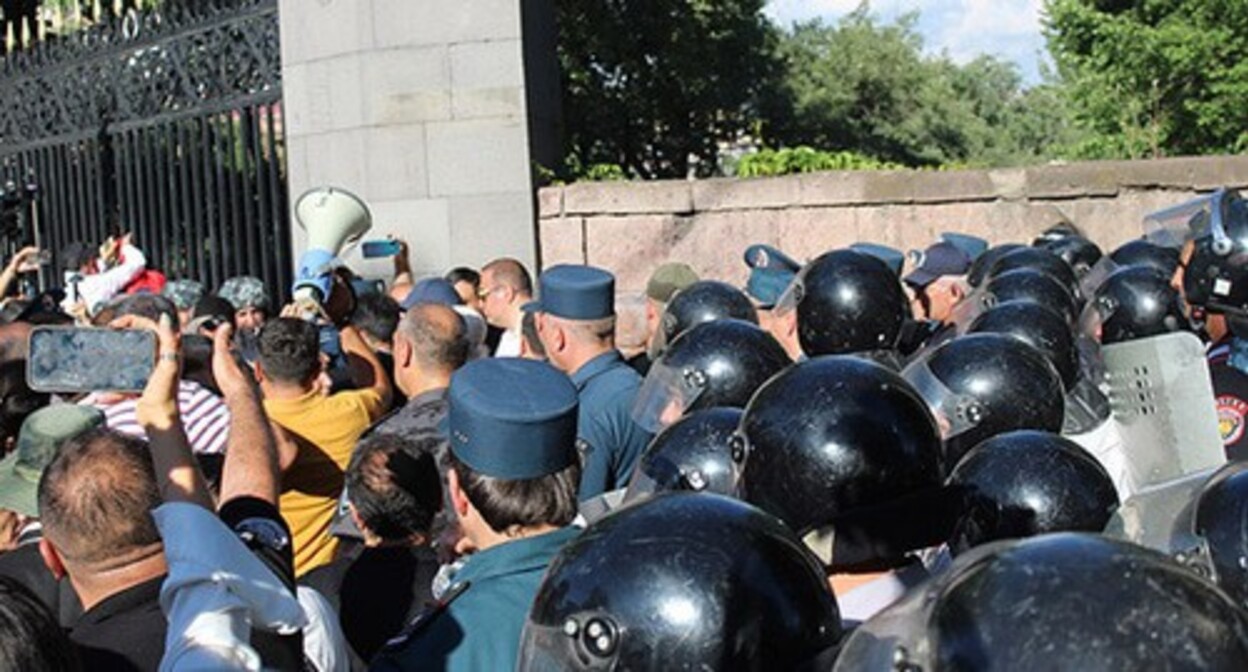 Столкновения с полицией участников акции протеста. Ереван, 12 июня 2024 г. Фото Тиграна Петросяна для "Кавказского узла"