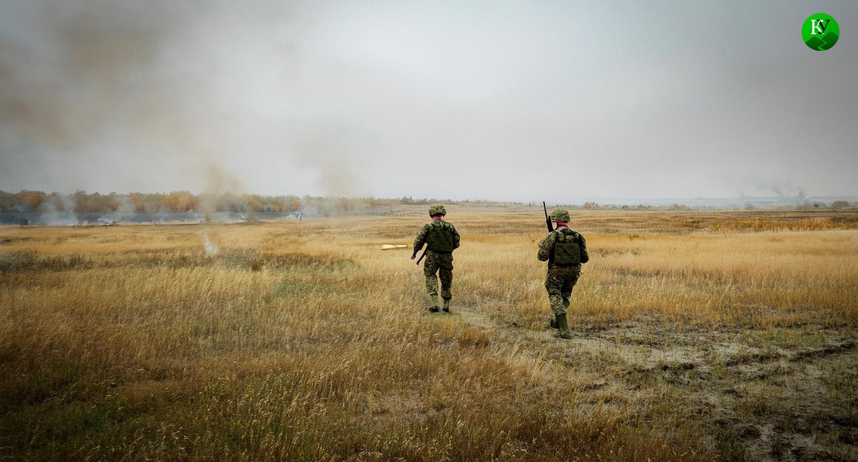 Военные идут по полю. Иллюстрация создана "Кавказским узлом" с помощью ИИ в программе Photoshop