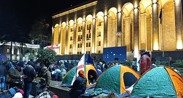 Акция возле парламента Грузии. 24 ноября 2024 г. Фото Инны Кукуджановой для "Кавказского узла"