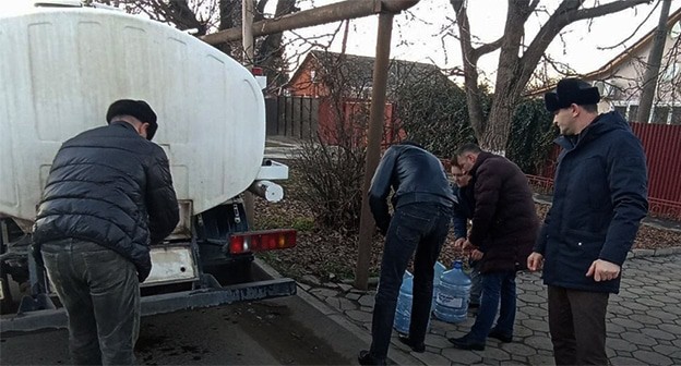 Жители Карабулака набирают воду из водовоза. Фото: ФортангаОрг https://fortanga.org/