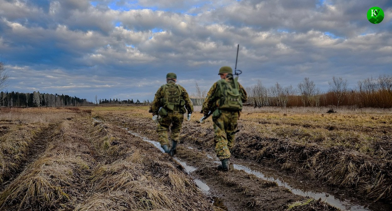 Военные идут по полю. Иллюстрация создана «Кавказским узлом» с помощью ИИ в программе Photoshop