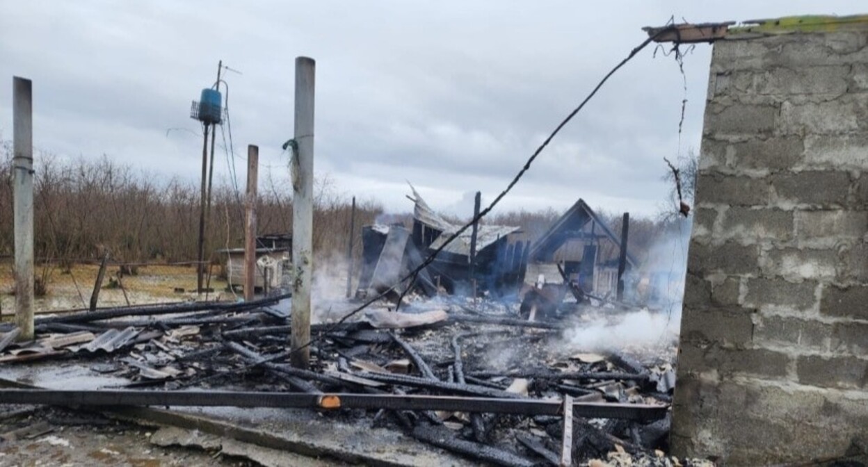 Последствия пожара в селе Папанырхуа. Фото: МЧС Абхазии https://mchs.apsny.land/novosti/item/3070-tragediya-v-galskom-rajone