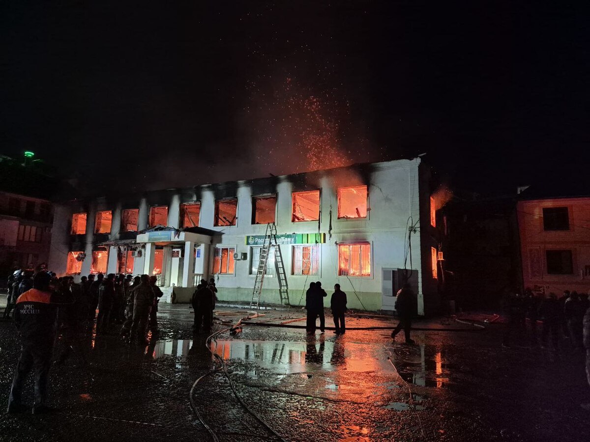 На месте пожара в селе Унцукуль. Фото: телеграм-канал МО "Унцукульский район" https://t.me/uncukulskyraion/9799?single