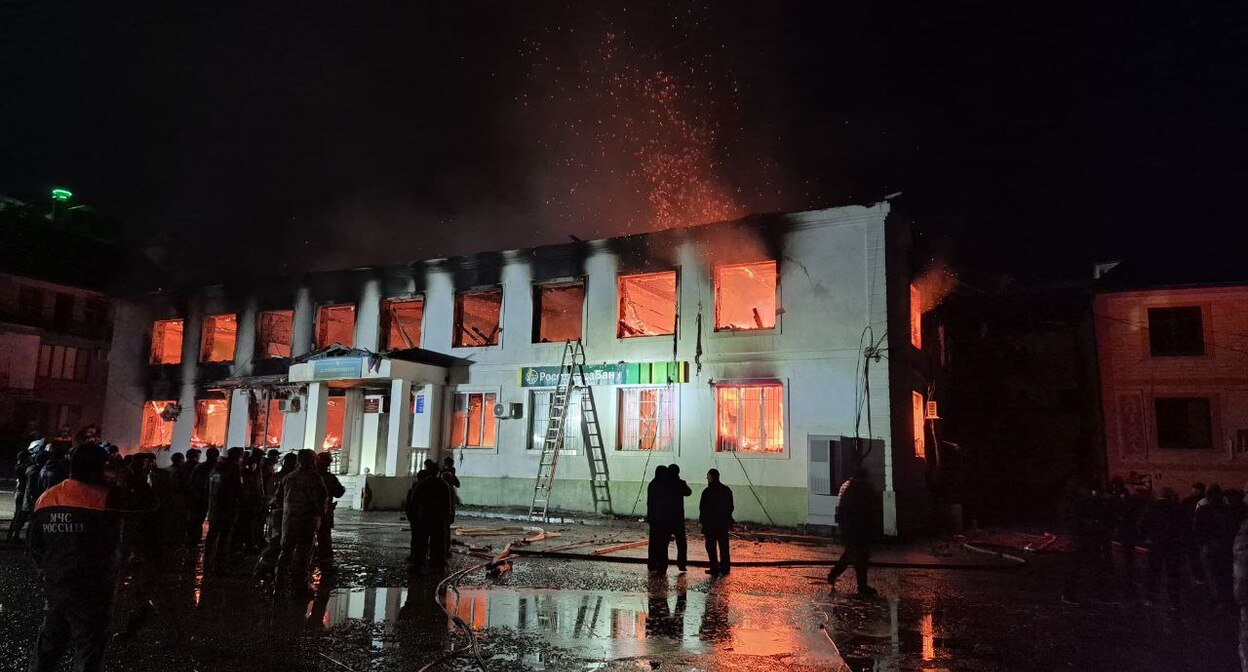 На месте пожала в селе Унцукуль. Фото: телеграм-канал МО "Унцукульский район" https://t.me/uncukulskyraion/9799?single