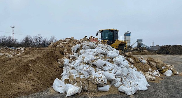 Вывоз мазута на утилизацию с площадки в Воскресенском. Фото: телеканал «Краснодар»