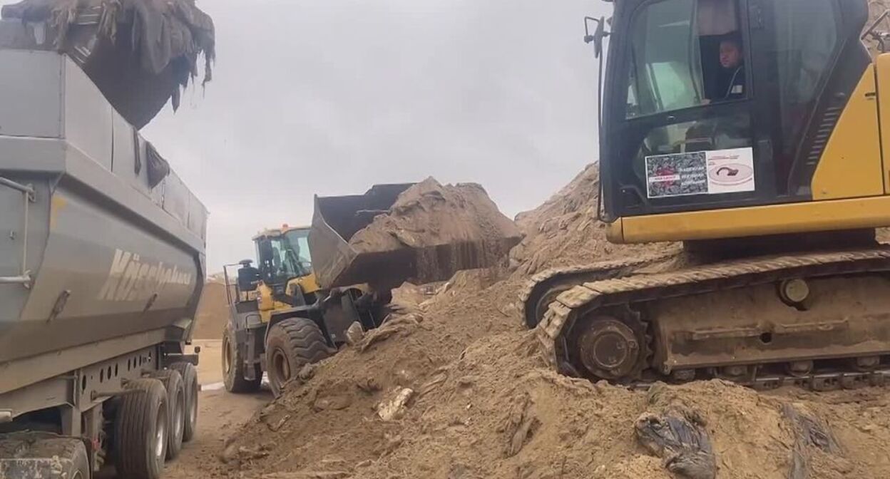 Вывоз песка с мазутом с площадки в Воскресенском. Скриншот видео https://krasnodar-news.net/society/2025/01/23/482840.html