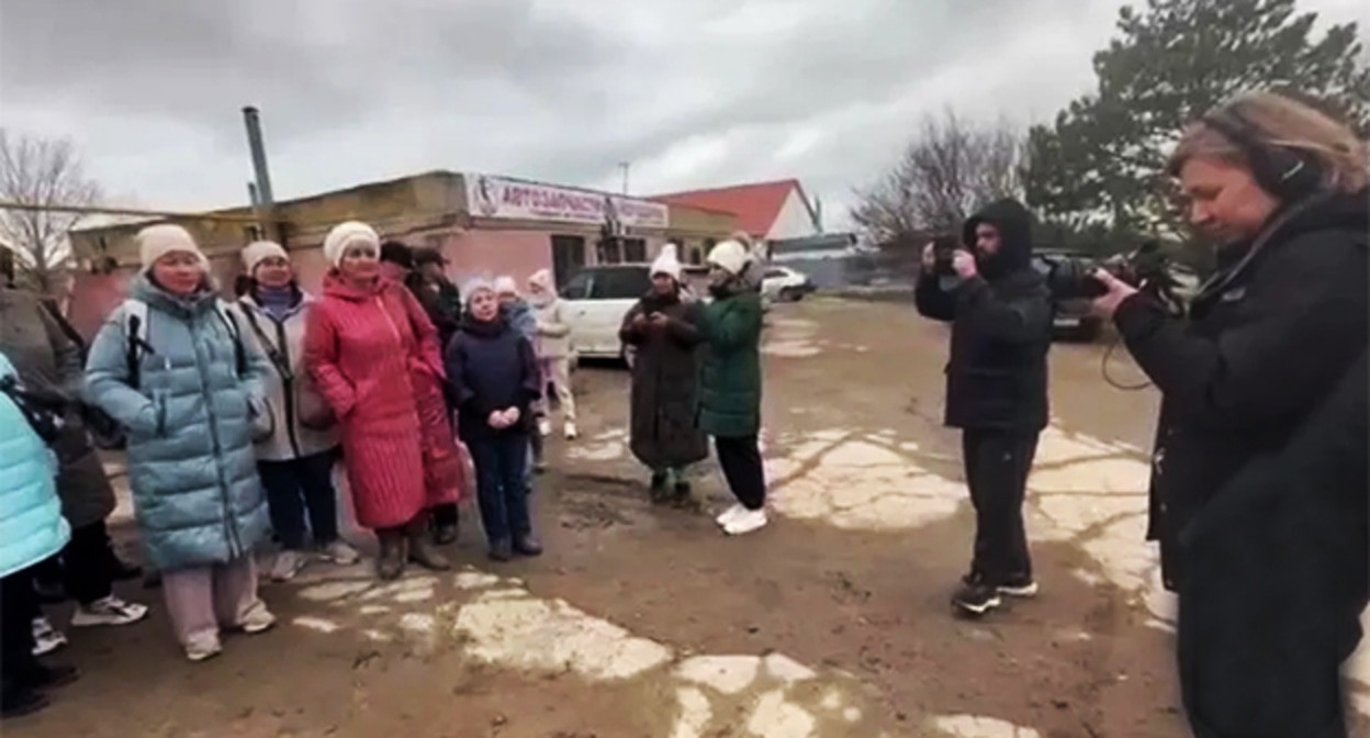 Жители хутора Воскресенский. Фото: https://gazetanovoros.ru/news/v-hutore-voskresenskij-pod-anapoj-vremenno-skladiruyut-zagryaznennyj-mazutom-pesok-mestnye-zhiteli-obespokoeny/