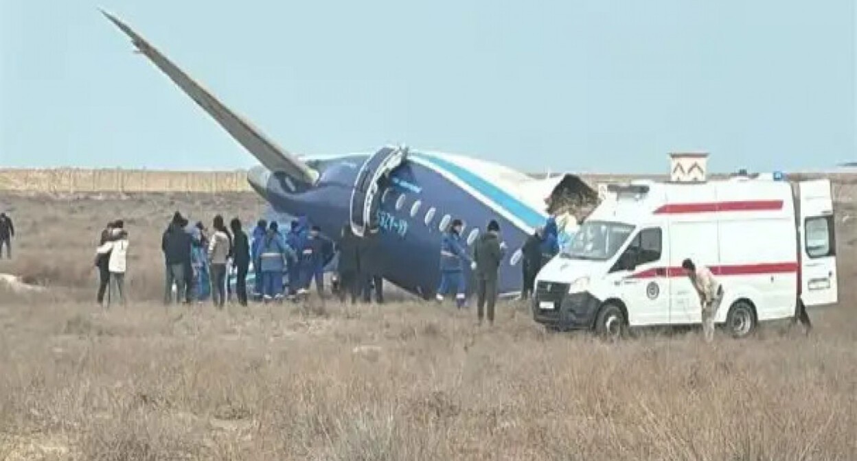 Крушение самолета Azerbaijan Airlines. 25 декабря 2025 г. Фото: https://ru.apa.az/incident/27-celovek-vyzivsix-v-rezultate-kruseniya-samoleta-azal-v-aktau-gospitalizirovany-sredi-nix-troe-detei-obnovleno-3-video-598409