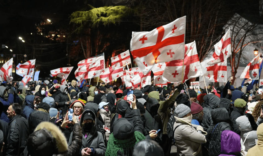 Акция протеста в Тбилиси. Скриншот фото Publika от 21.02.25, https://www.facebook.com/publika.ge/posts/pfbid021Jmck8sYRawkS8eSAhsdqpGJUSt8FdZRn8wCWc4QG3XMx1NwUggLmLTCrqPrgvBBl (деятельность компании Meta, владеющей соцсетью, запрещена в России)