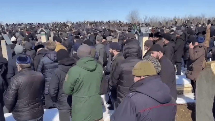 Множество людей пришли проститься с Бувайсаром Сайтиевым. Стоп-кадр видео РИА "Дагестан" от 04.03.25, https://t.me/agiprd/22744?single.