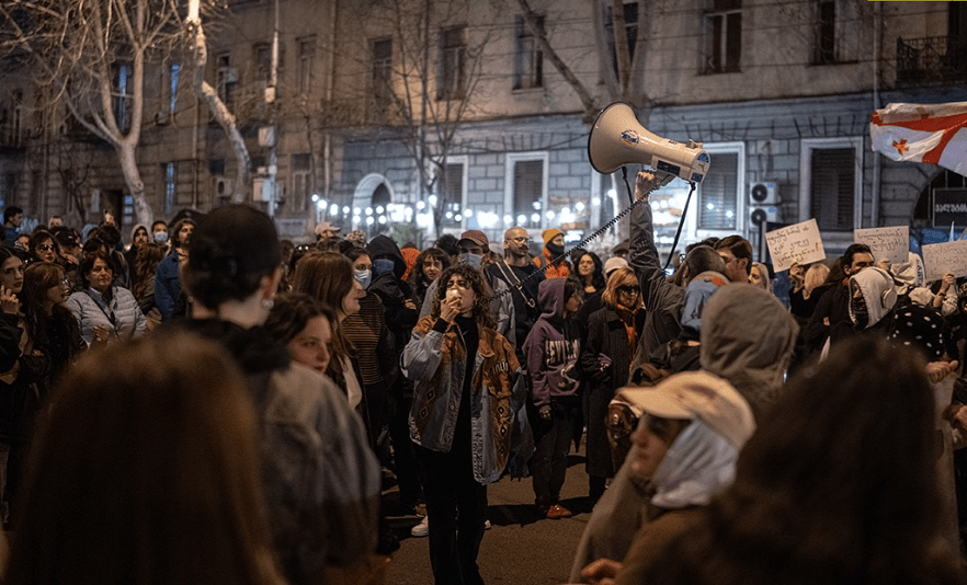 Участники акции протеста в Тбилиси. Скриншот фото Publika от 13.03.25, https://www.facebook.com/photo?fbid=1393887748677438&set=pcb.1393887855344094 (деятельность компании Meta, которая владеет Facebook, запрещена в России).