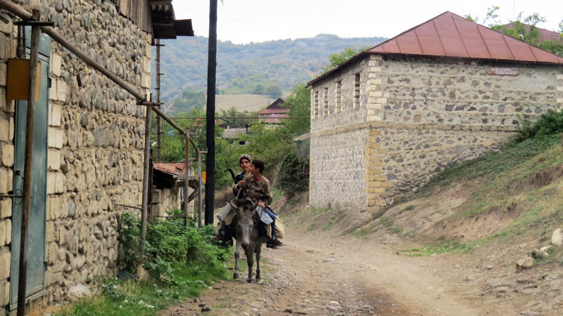 Пацаны на ослике с цакатом.